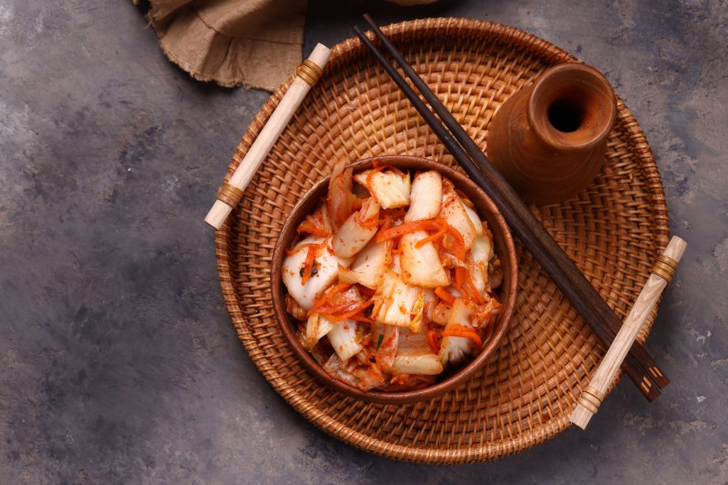 Zu den fermentierten Lebensmittel zählt koreanisches Kimchi, welches eines würzigen und pikanten Geschmack hat