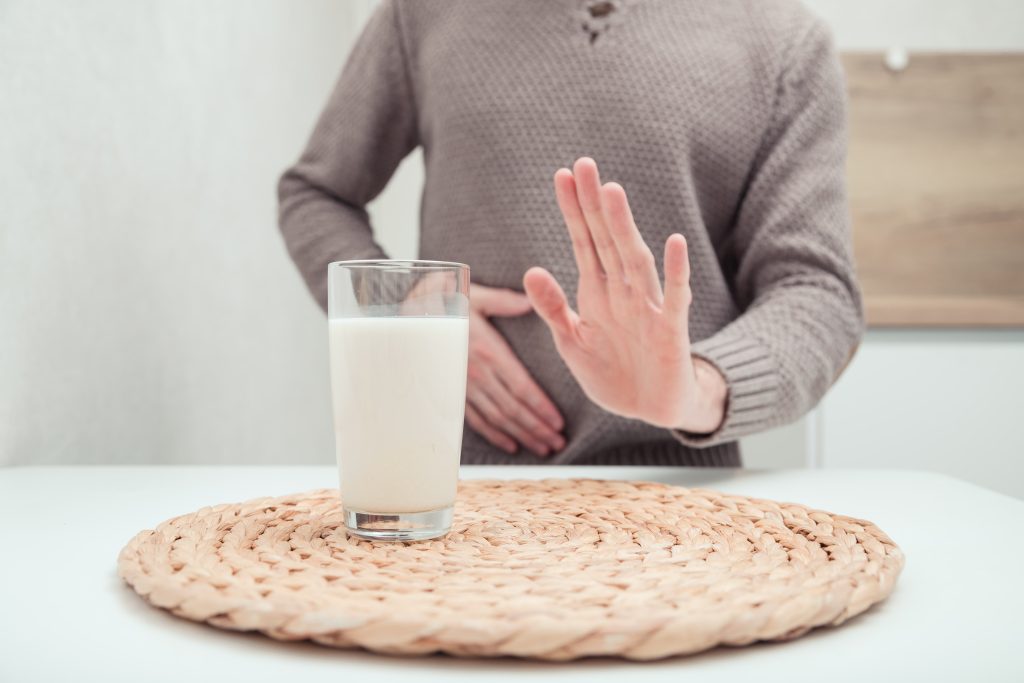 Eine Person mit einer Milchallergie sagt Nein zu Milch