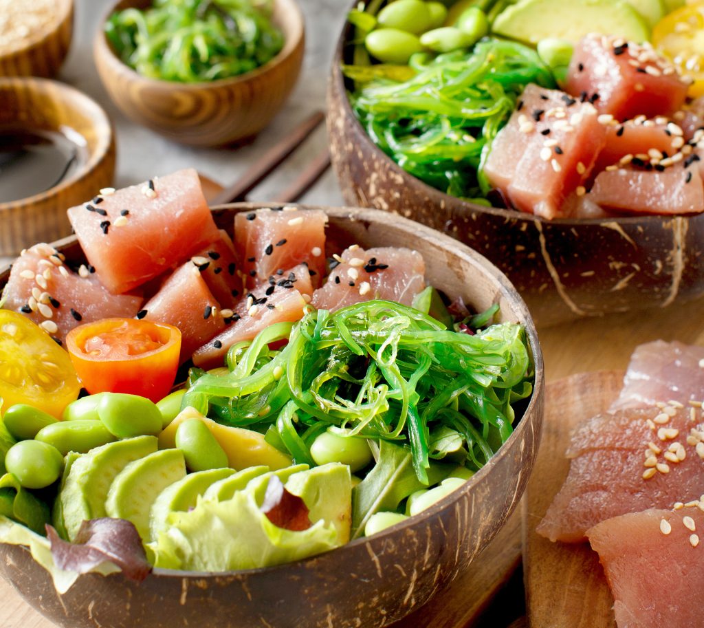 Zahlreiche Zutaten aus der asiatischen Küche, im Beispiel der Seealgen-Salat „Wakame“, sorgen geschmacklich für eine „Überraschung“ und geben unseren Bowls den modernen Twist.