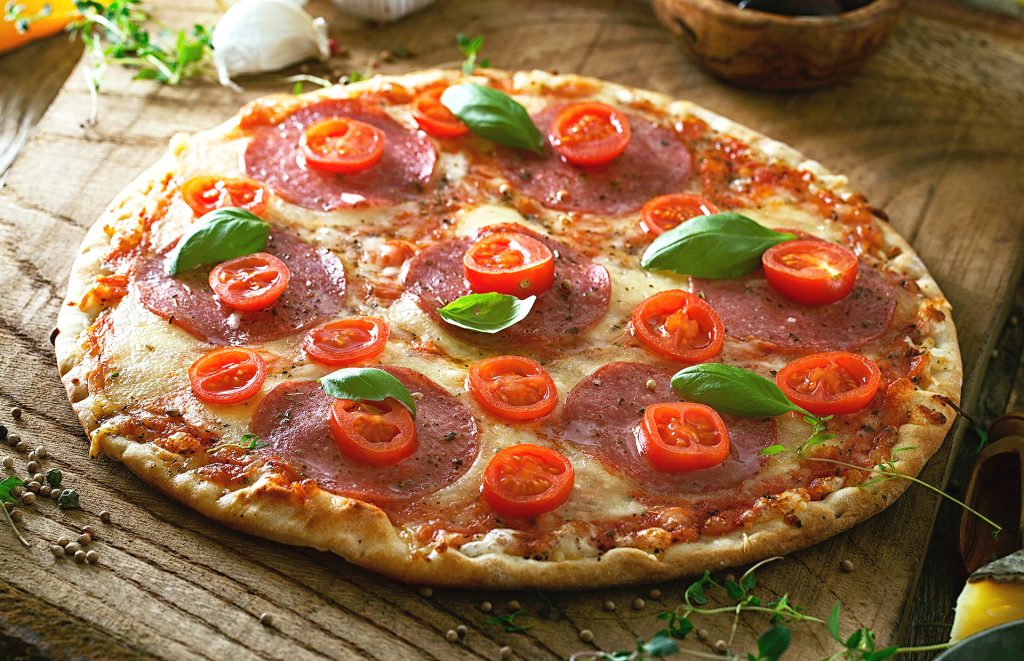 Die Pizza Margharita in ihrer römischen Variante: Gut zu erkennen ist der dünne Teig und ihr flacher, knuspriger Rand.